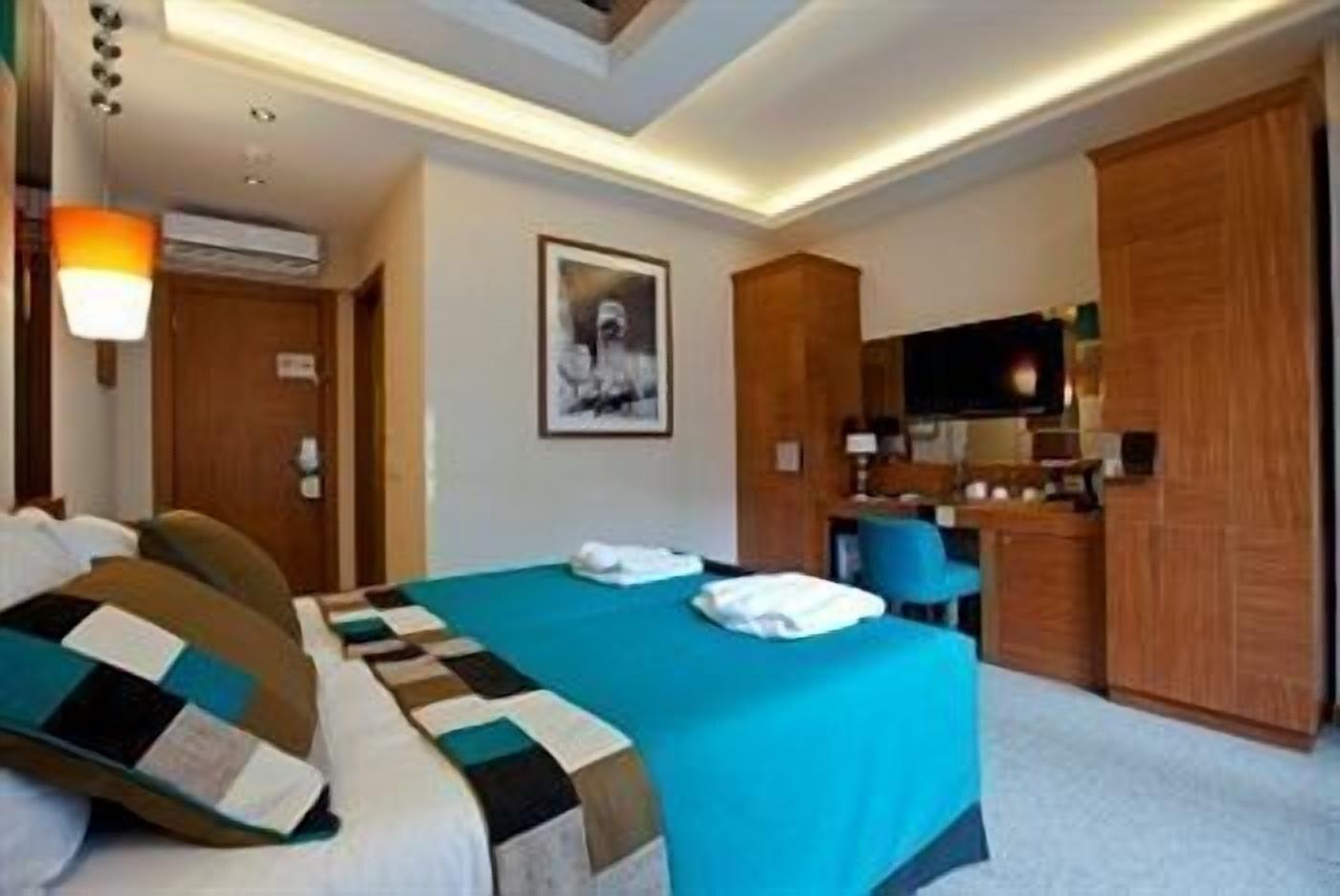 Collage Taksim Hotel Istanboel Buitenkant foto