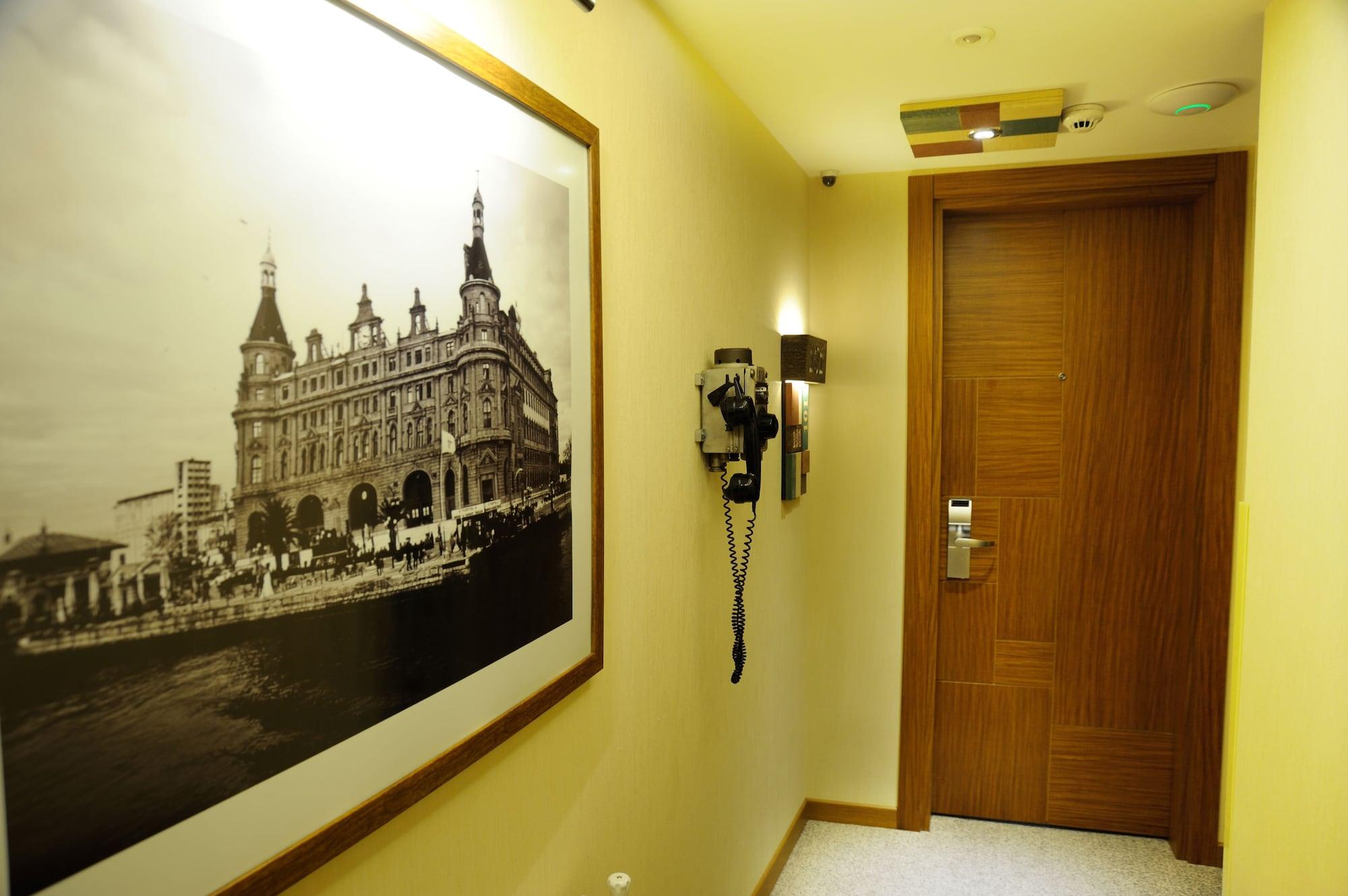 Collage Taksim Hotel Istanboel Buitenkant foto