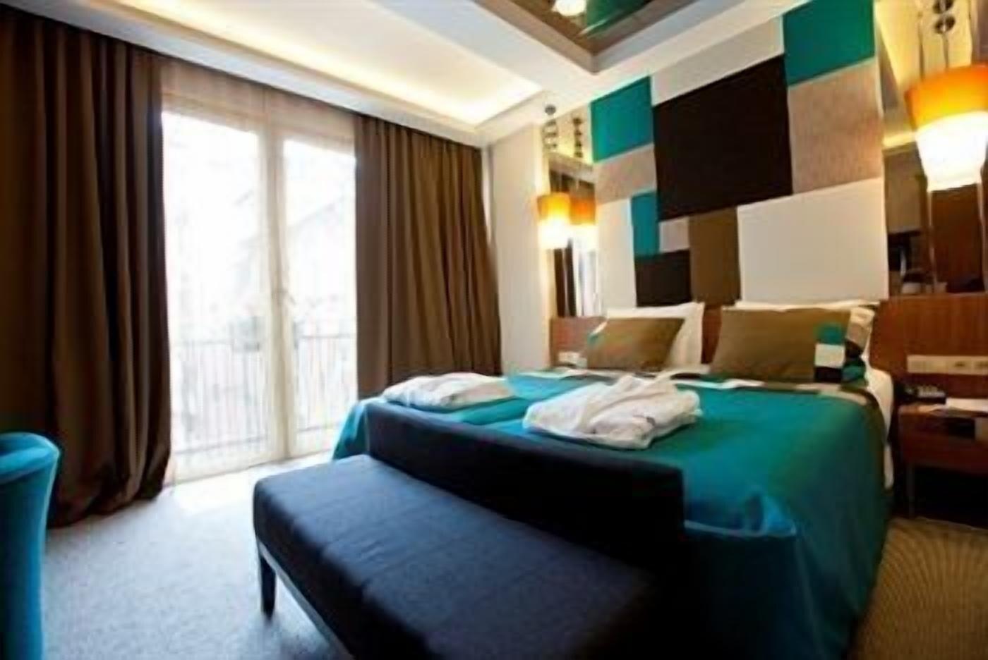 Collage Taksim Hotel Istanboel Buitenkant foto