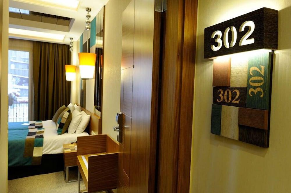 Collage Taksim Hotel Istanboel Buitenkant foto