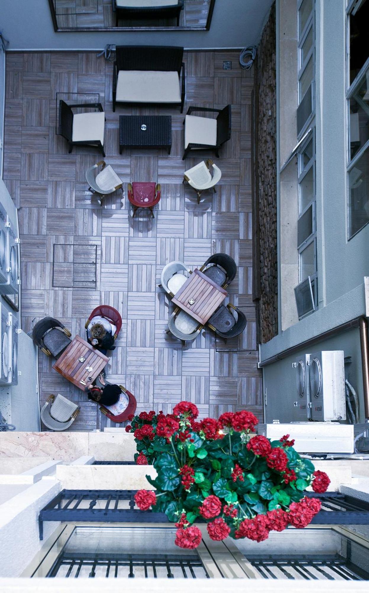 Collage Taksim Hotel Istanboel Buitenkant foto