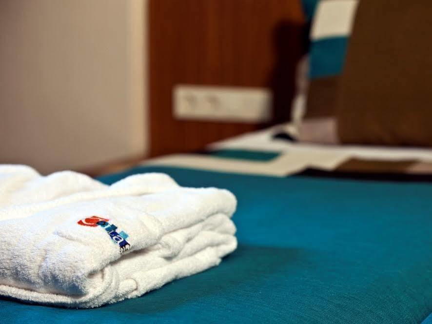 Collage Taksim Hotel Istanboel Buitenkant foto