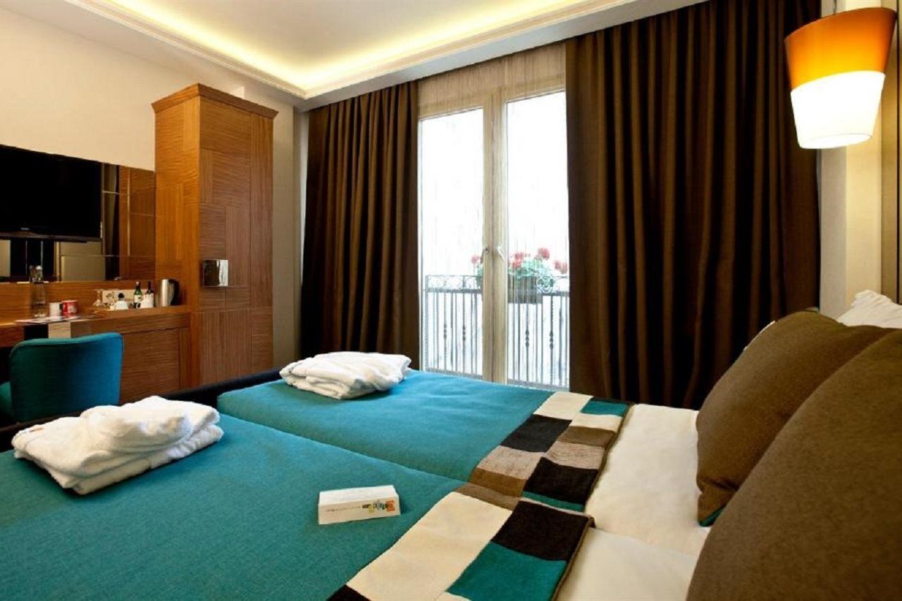 Collage Taksim Hotel Istanboel Buitenkant foto
