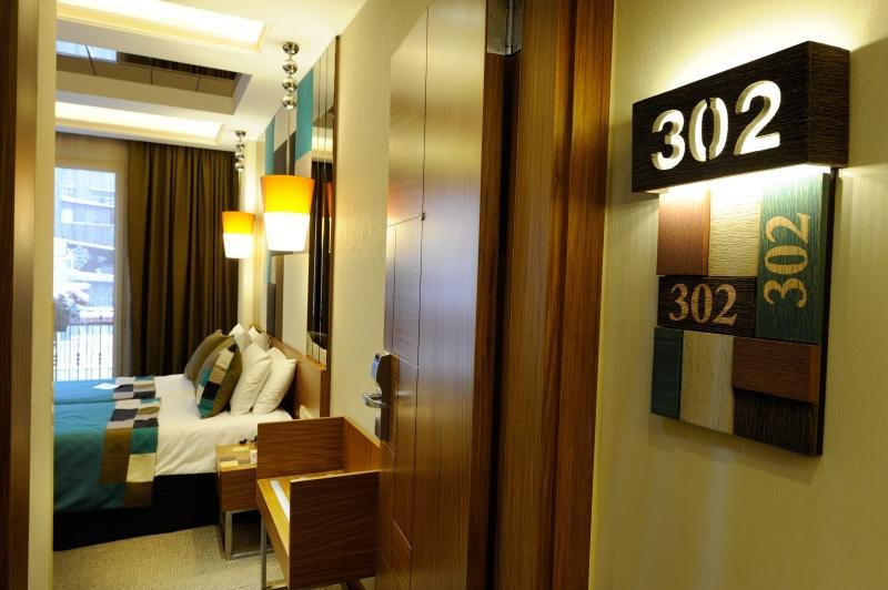 Collage Taksim Hotel Istanboel Buitenkant foto